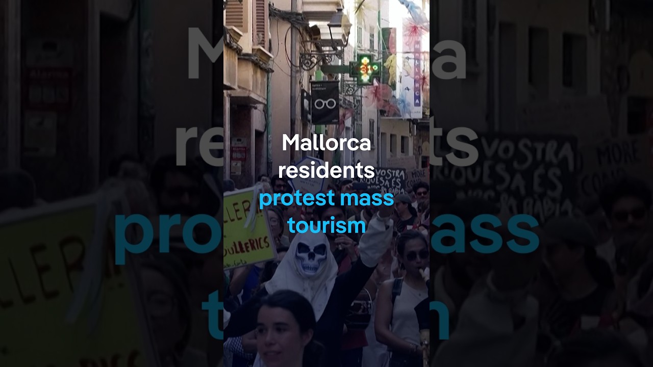 Mallorca residents protest mass tourism | DW News