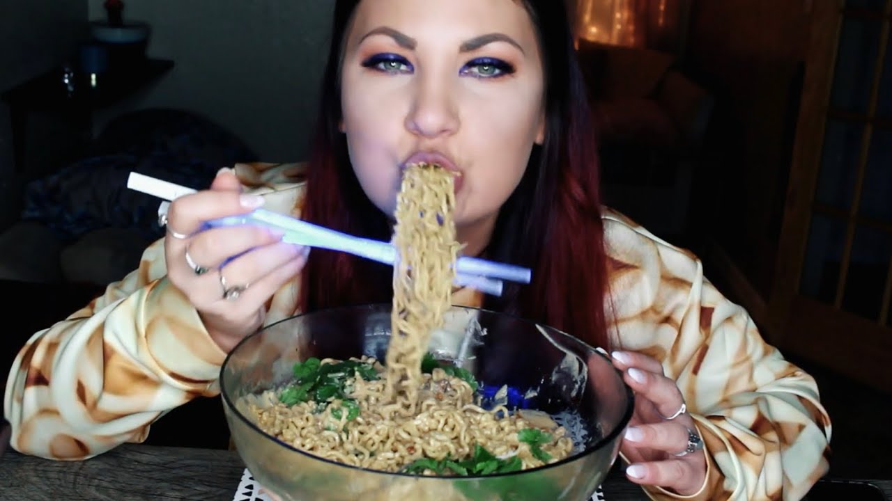 CREAMY THAI PEANUT GREEN CURRY RAMEN MUKBANG AND RECIPE