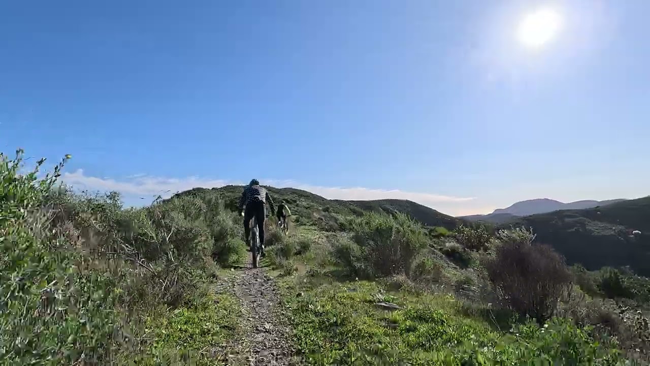 mtb electrica subiendo a la bandera