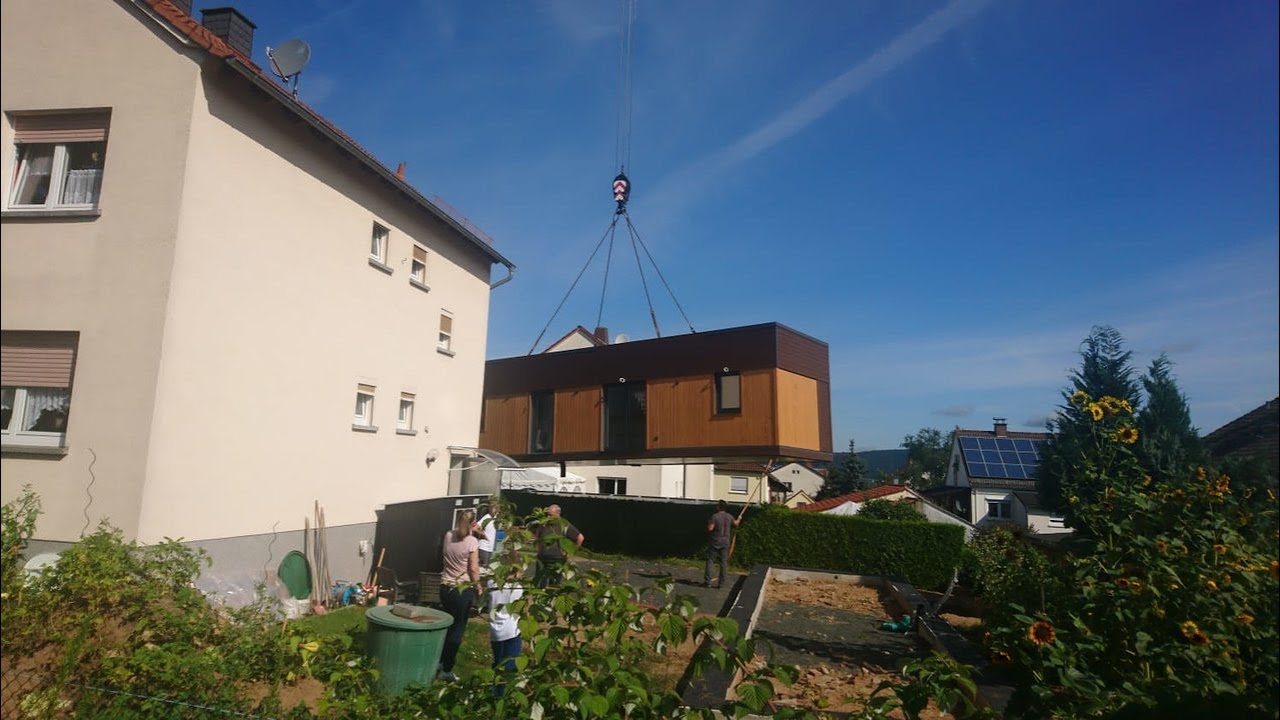 Spektakulärer Transport: Tiny House fliegt an Kran zum Garten herein