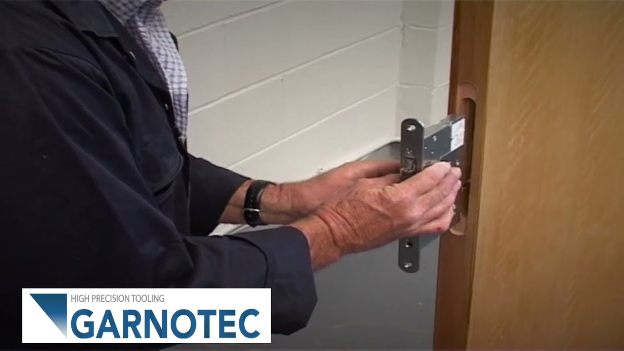 Electronisch slot infrezen in houten deur met een slotkast freesapparaat ~ type CMTJIG1