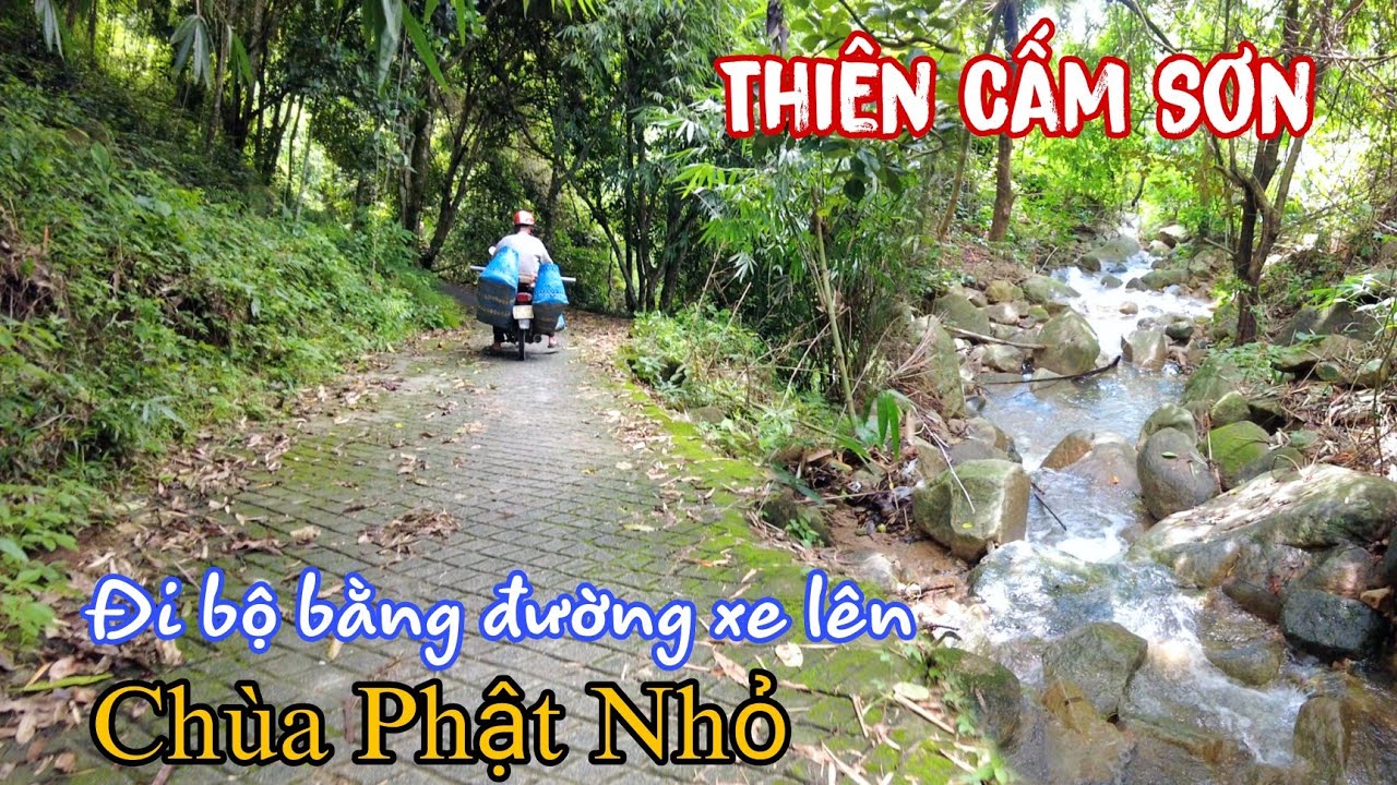 Đường đi bộ lên Chùa Phật Nhỏ - Núi Cấm. Đi bên con đường xe sẽ ít dốc và nhanh hơn đường bậc thang.