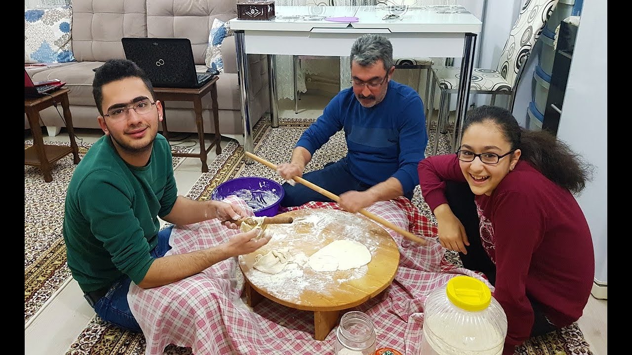 BABAMLA İKİMİZ HAMUR AÇMAYA KALKARSAK ( BÖYLE KOMİK DURUMA DÜŞERİZ