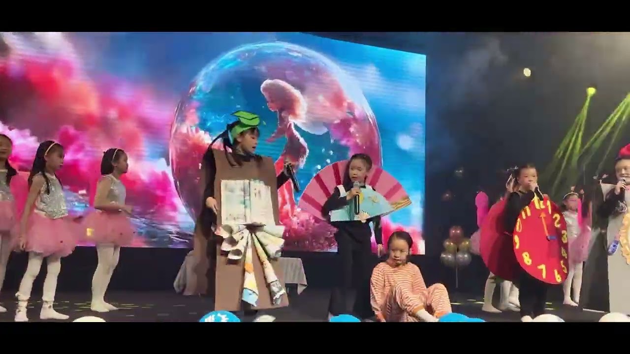 Con gái diễn 