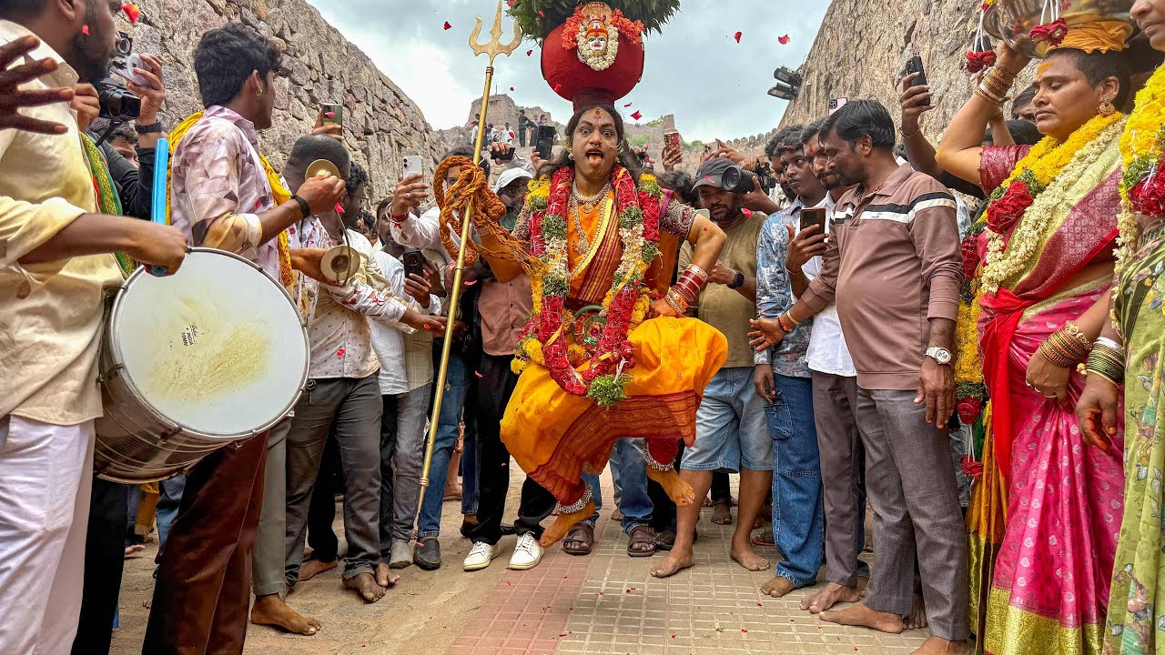 Rakesh Bonam Anna Stunning Dance at Golconda Bonalu 2026 | Golconda Yellamma Sigam | Bonalu 2026 