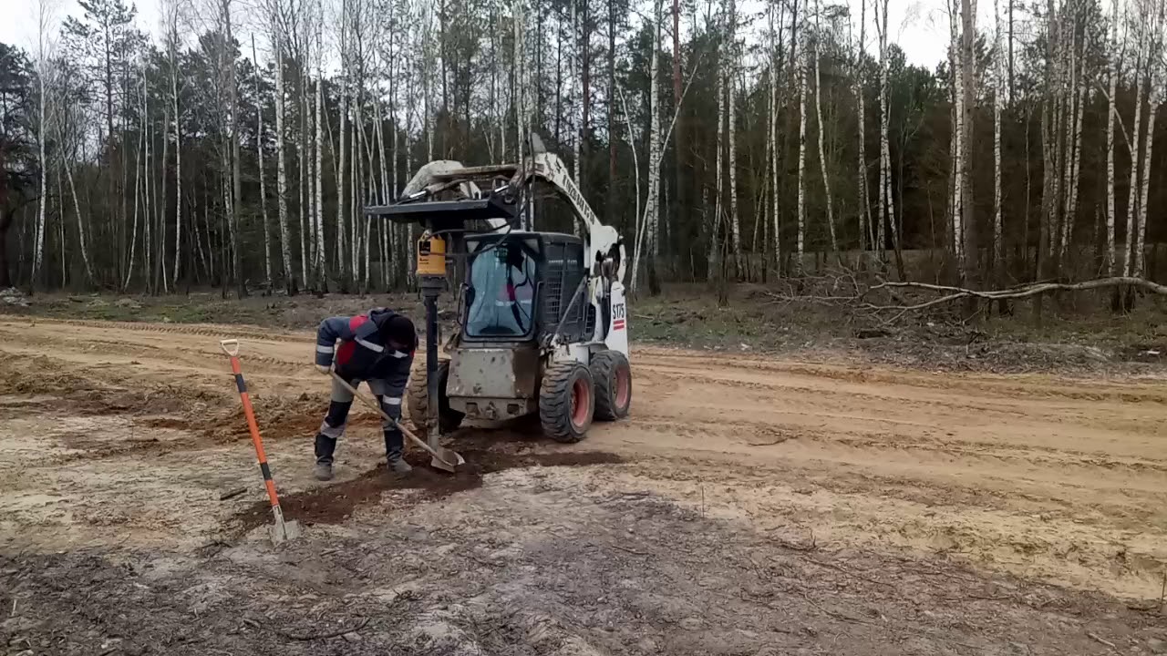 Работа мини погрузчика с ямобуром