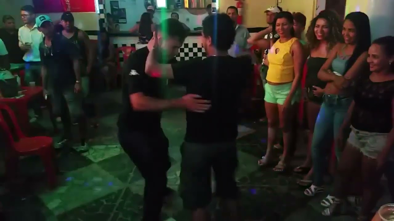 Famosa valsa do aniversariante na roda de brega com Deivith Potente