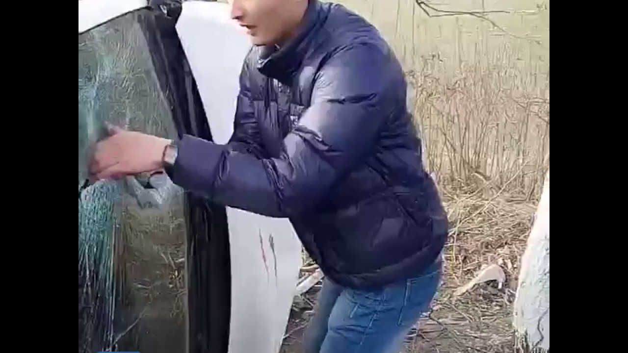 Off-duty soldier rips off glass with bare hands to rescue men trapped in car