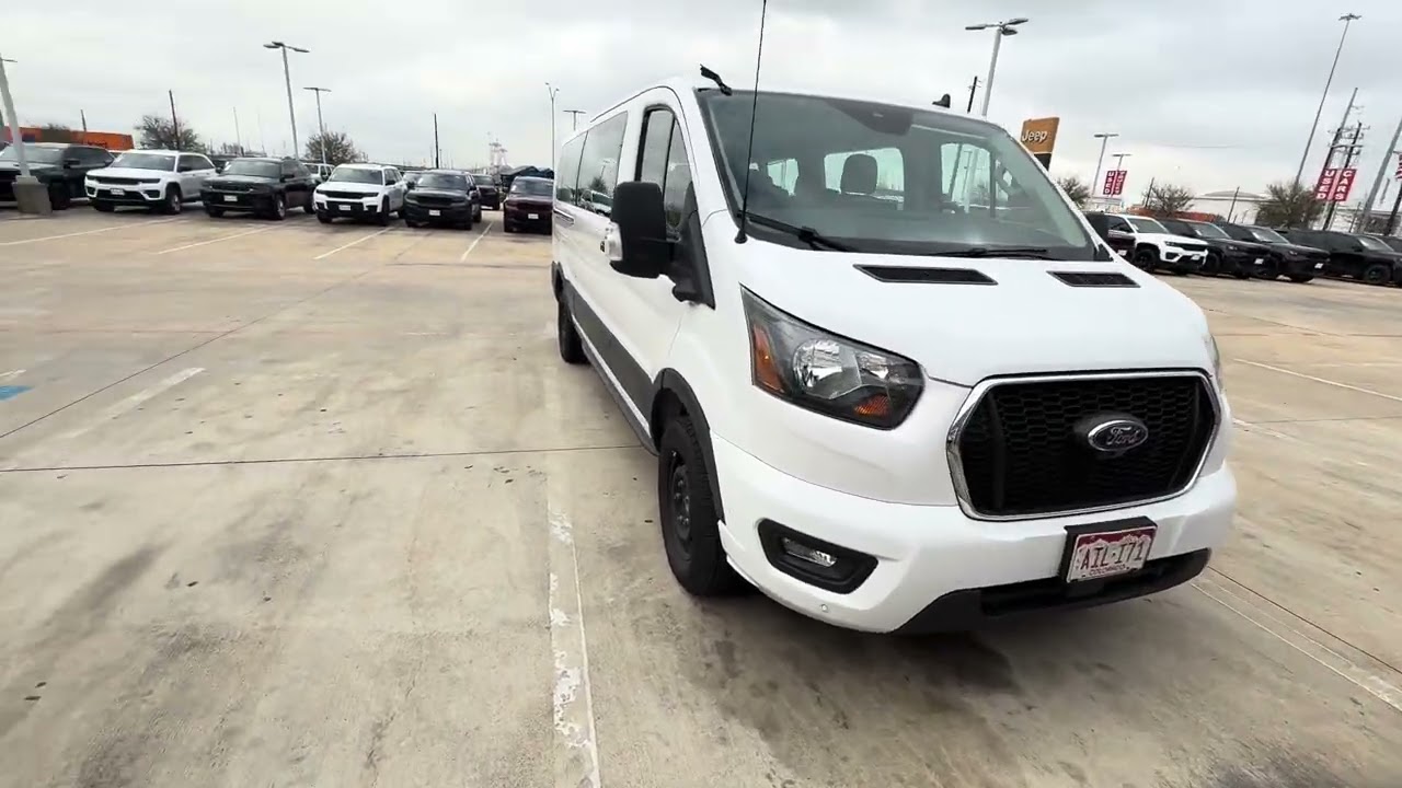 2023 Ford van 16 passenger ￼