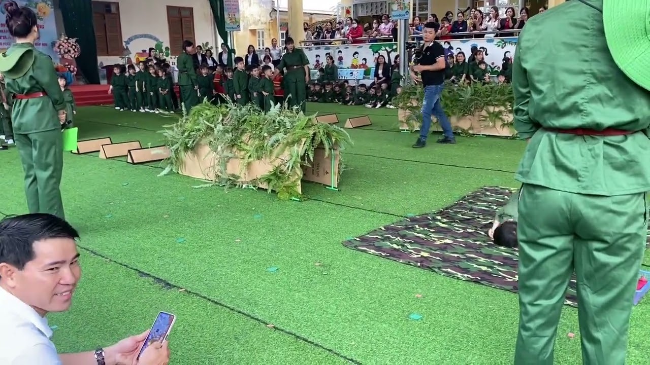 Bé trải nghiệm làm chú bộ đội và lính cứu hoả