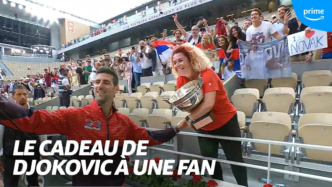 😍 Novak Djokovic donne son trophée à une spectatrice.