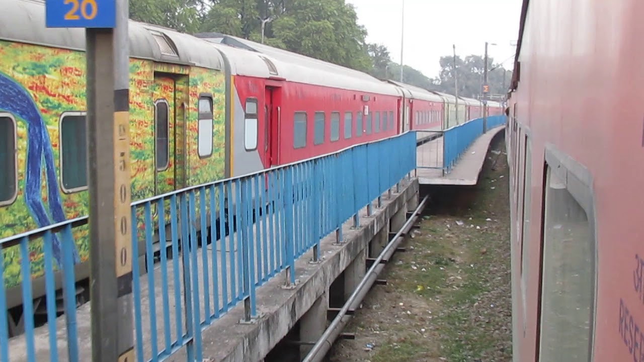 12436 Dibrugarh Town RAJDHANI Express arriving at LUCKNOW CHARBAGH!