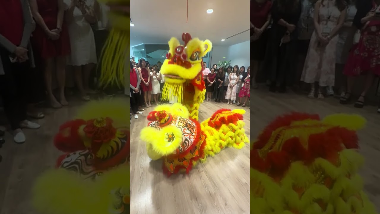 Heng Ong Huat Lion Dance in office #chinesenewyear #liondance 