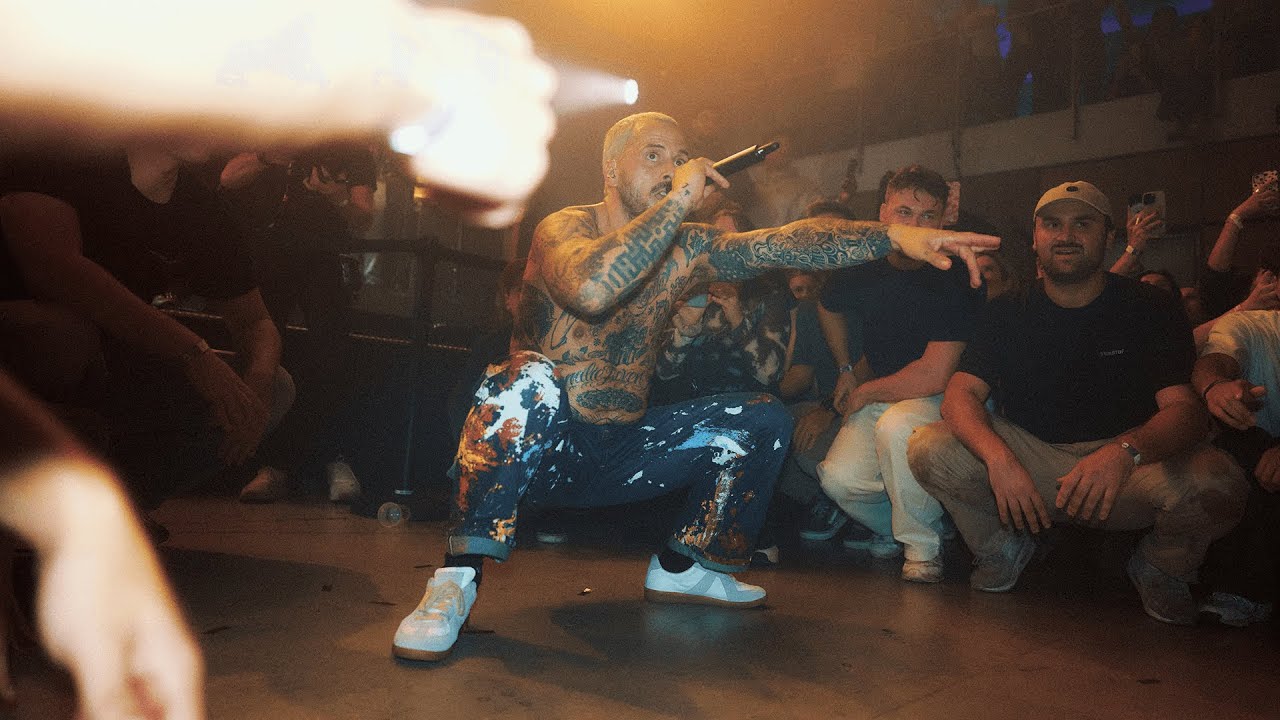 Zwangere Guy sloopt de VRT tijdens zijn showcase
