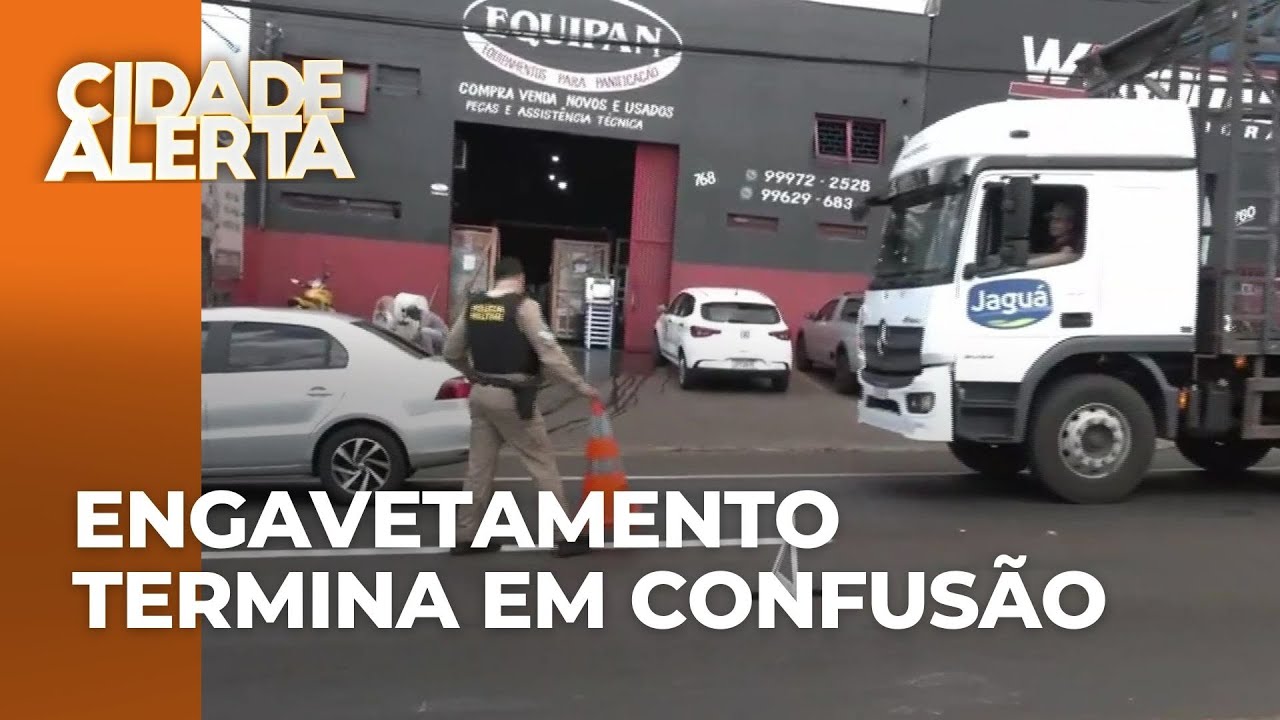 Engavetamento com três carros termina em confusão; policial saiu de maca e foi atendido pelo Siate