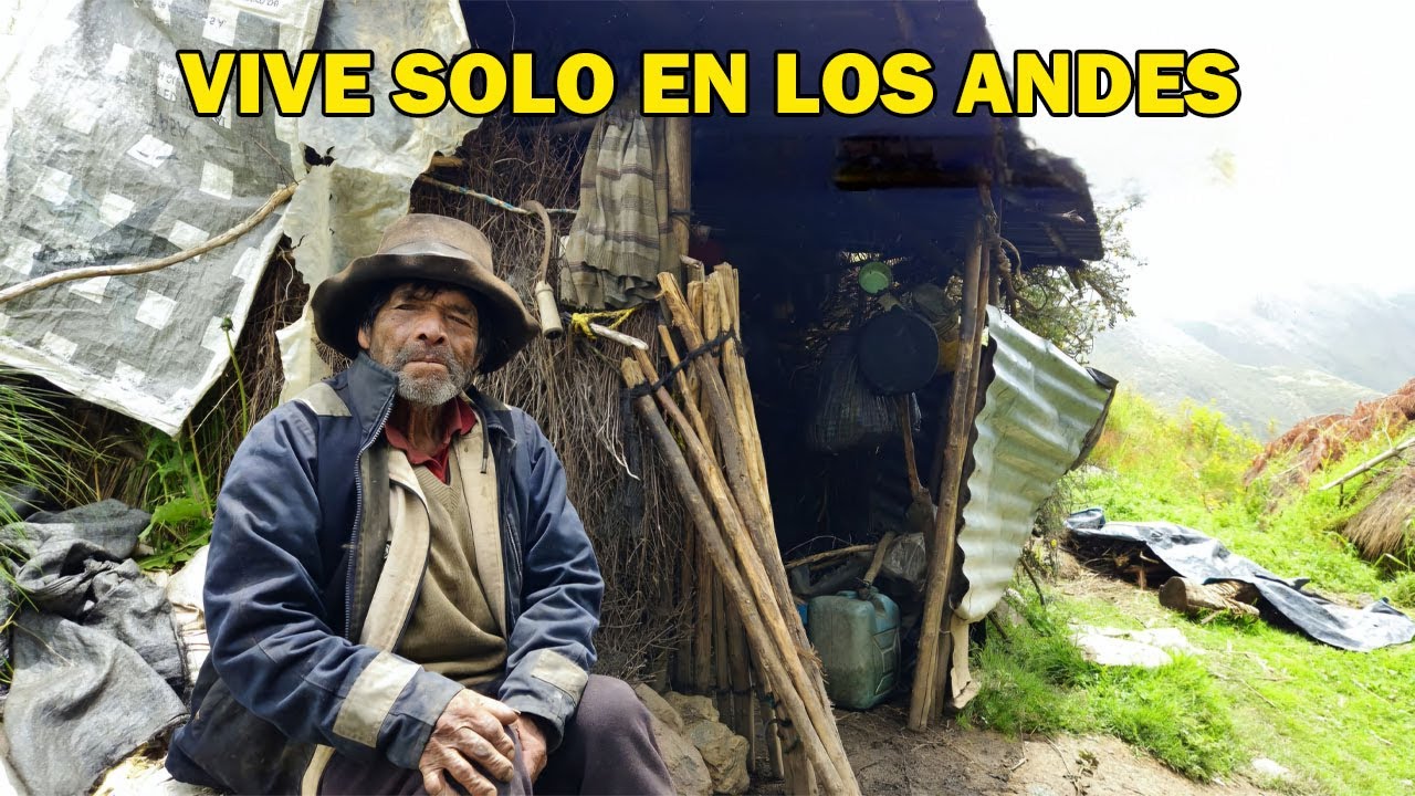 Este hombre VIVE SOLO en los Andes de la sierra con más de 80 años casa de ICHU SIN LUZ