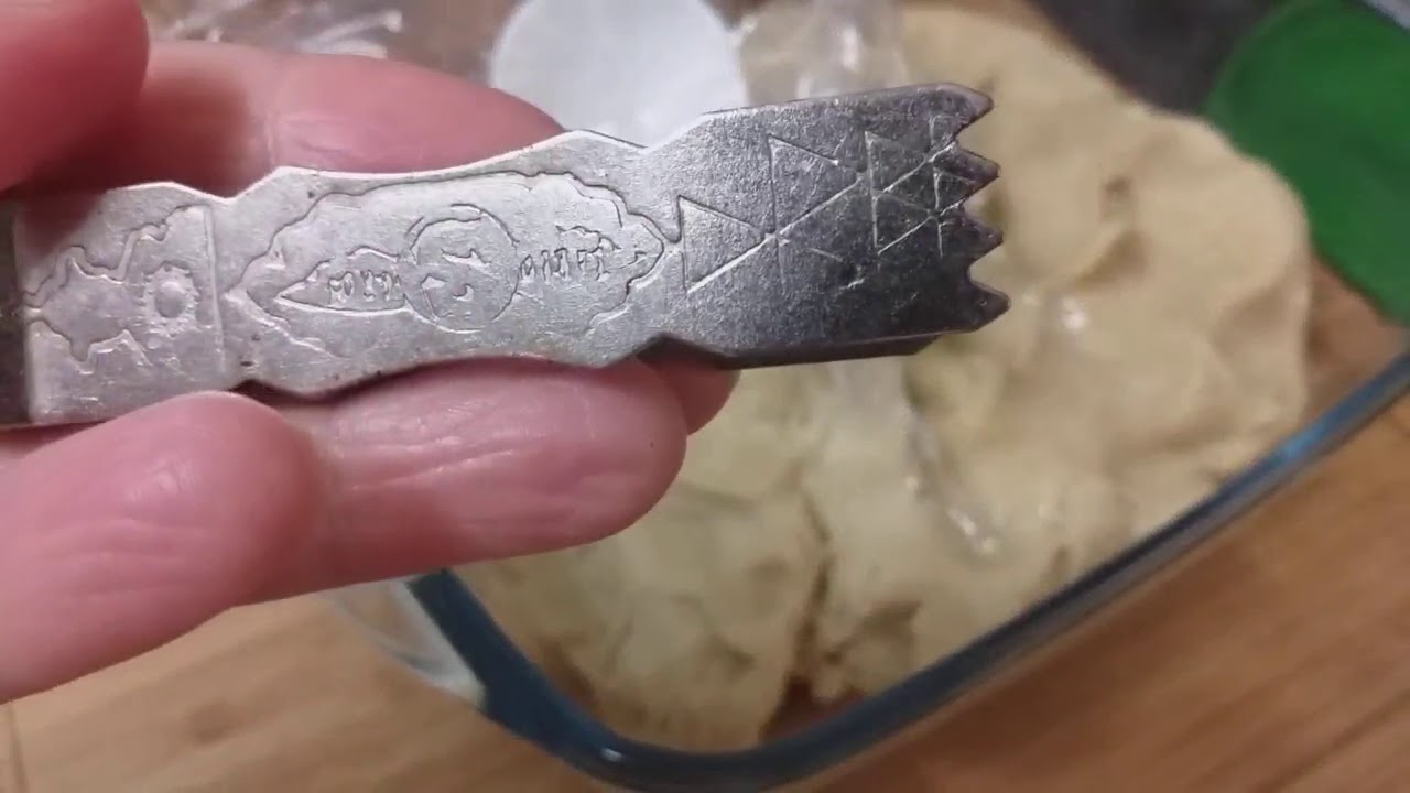 هاي الكليجة بيها مكون (غريب شويه😲😲😋😋) بس الطعم فد شي لذيذ جدا أنصحكم اجربوها