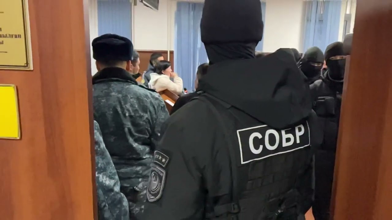 “Азаптаушы” полицейлерді сот залынан түрмеге әкетті