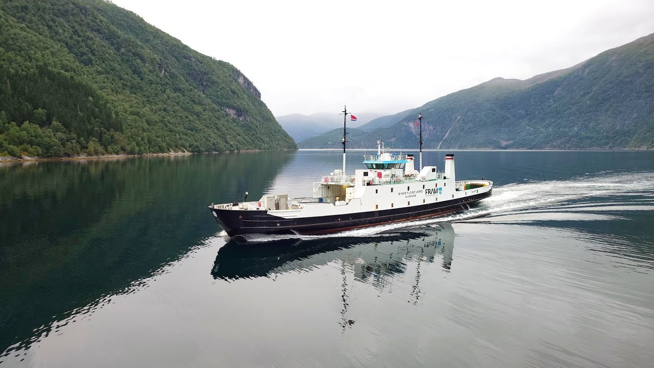 Docking a double ended ferry using one propeller