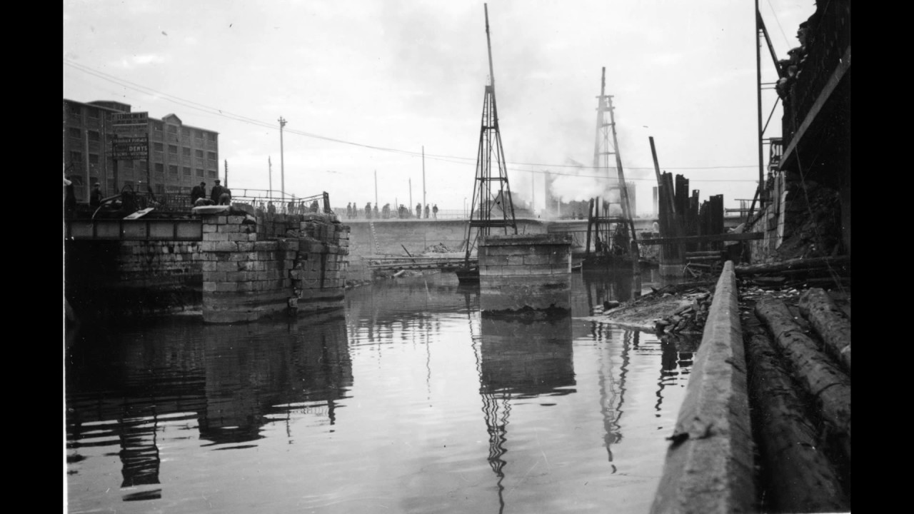#Sambre et sa #dérivation (côté gare)#Charleroi. #Avant1952. #Photos et documents : #WilliamTheys.
