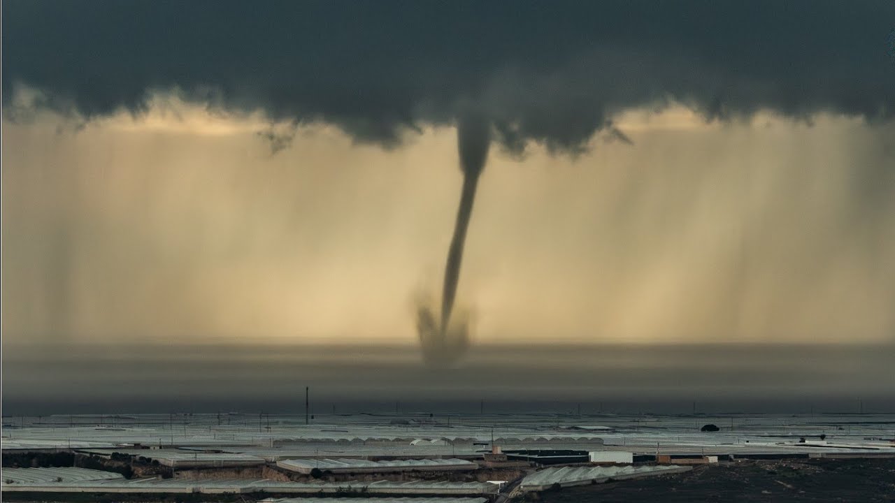 28/12/2025: Impresionantes trombas marinas, asociadas a una espectacular tormenta. Almeria.
