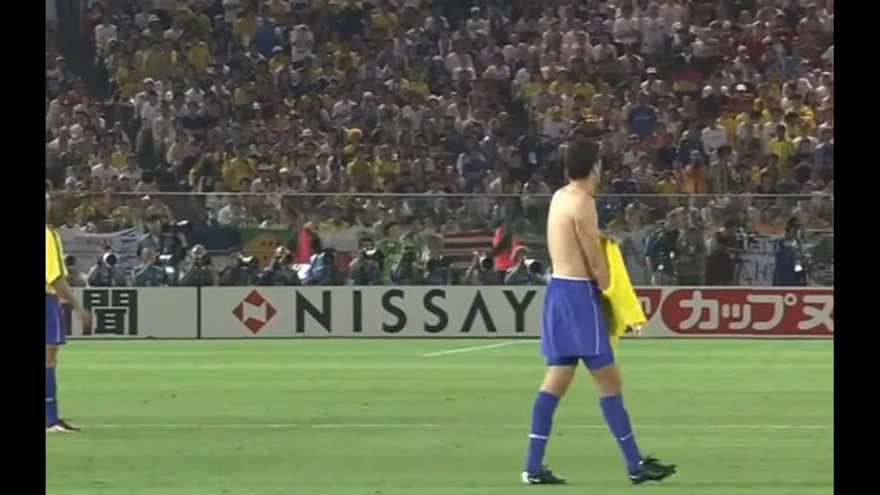 Edmílson Colocando a Camisa Na Final Da Copa De 2002