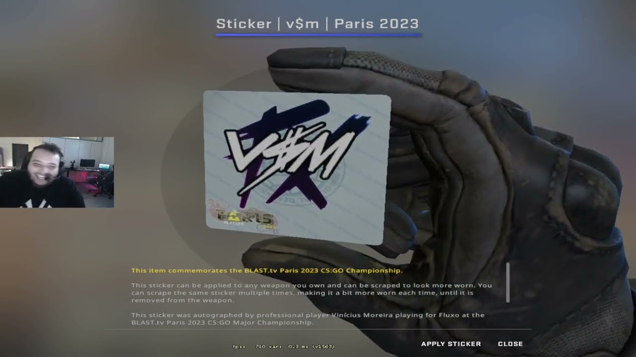 E o vsmzin que abriu a primeira c&aacute;psula e tirou seu pr&oacute;prio sticker kkkk Sem sorte o garoto!!
