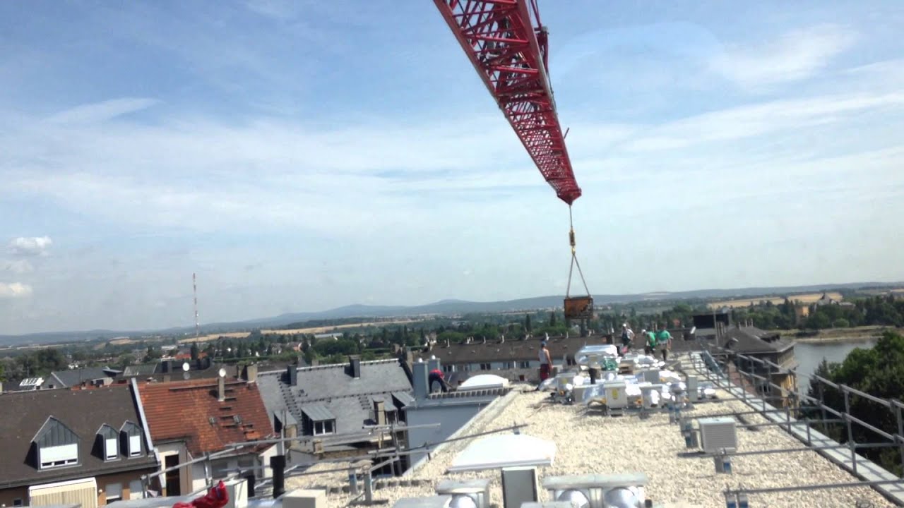 Liebherr MK88 bei der Flachdachsarnierung