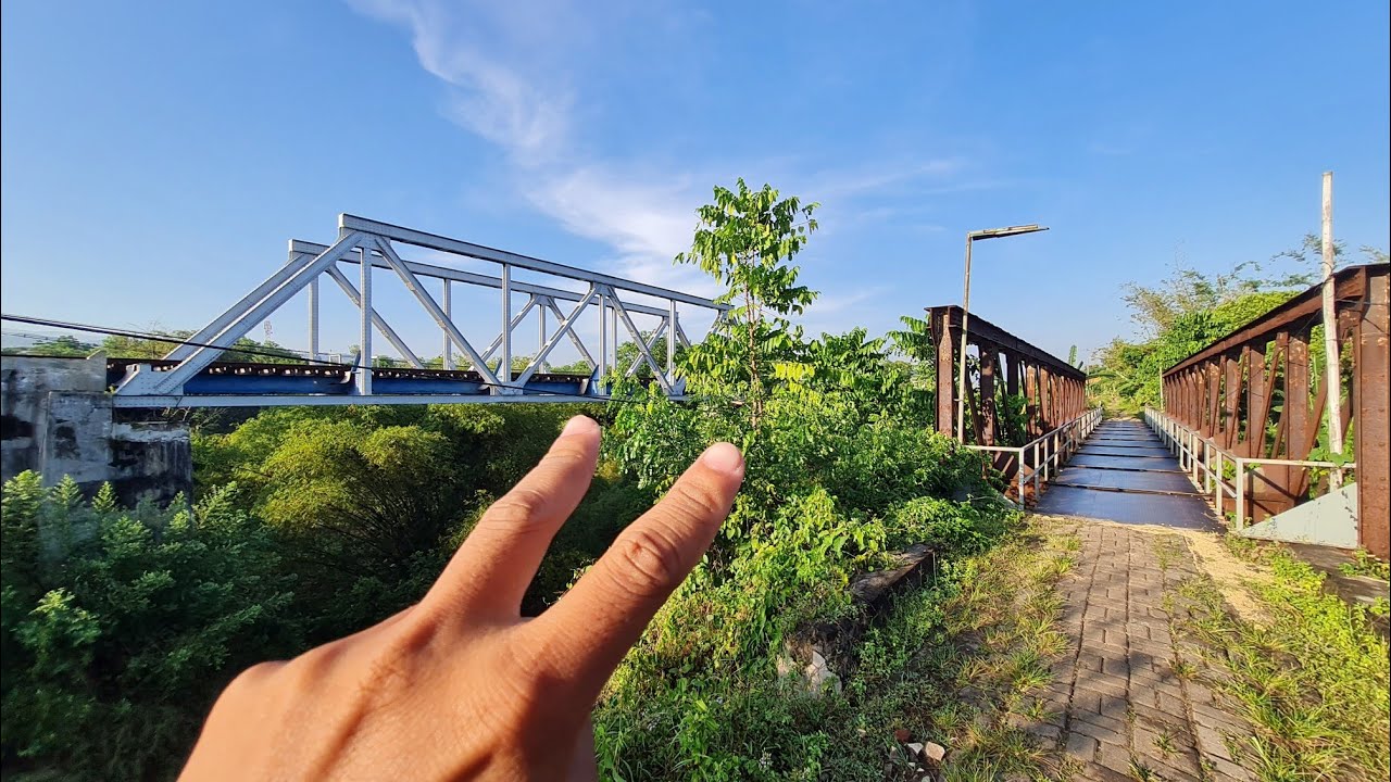 ADA DUA JEMBATAN KERETA YANG BIKIN BINGUNG !