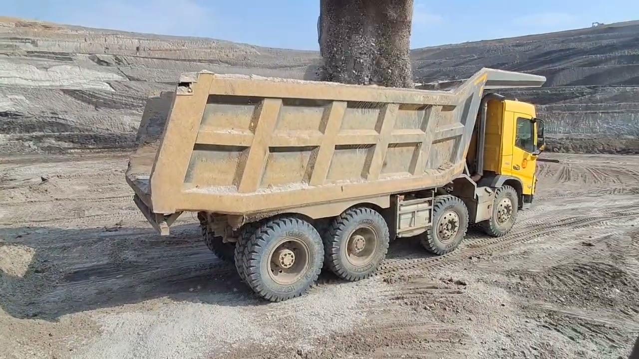 Volvo excavator 480 & Volvo tipper 460 send loading mining area 