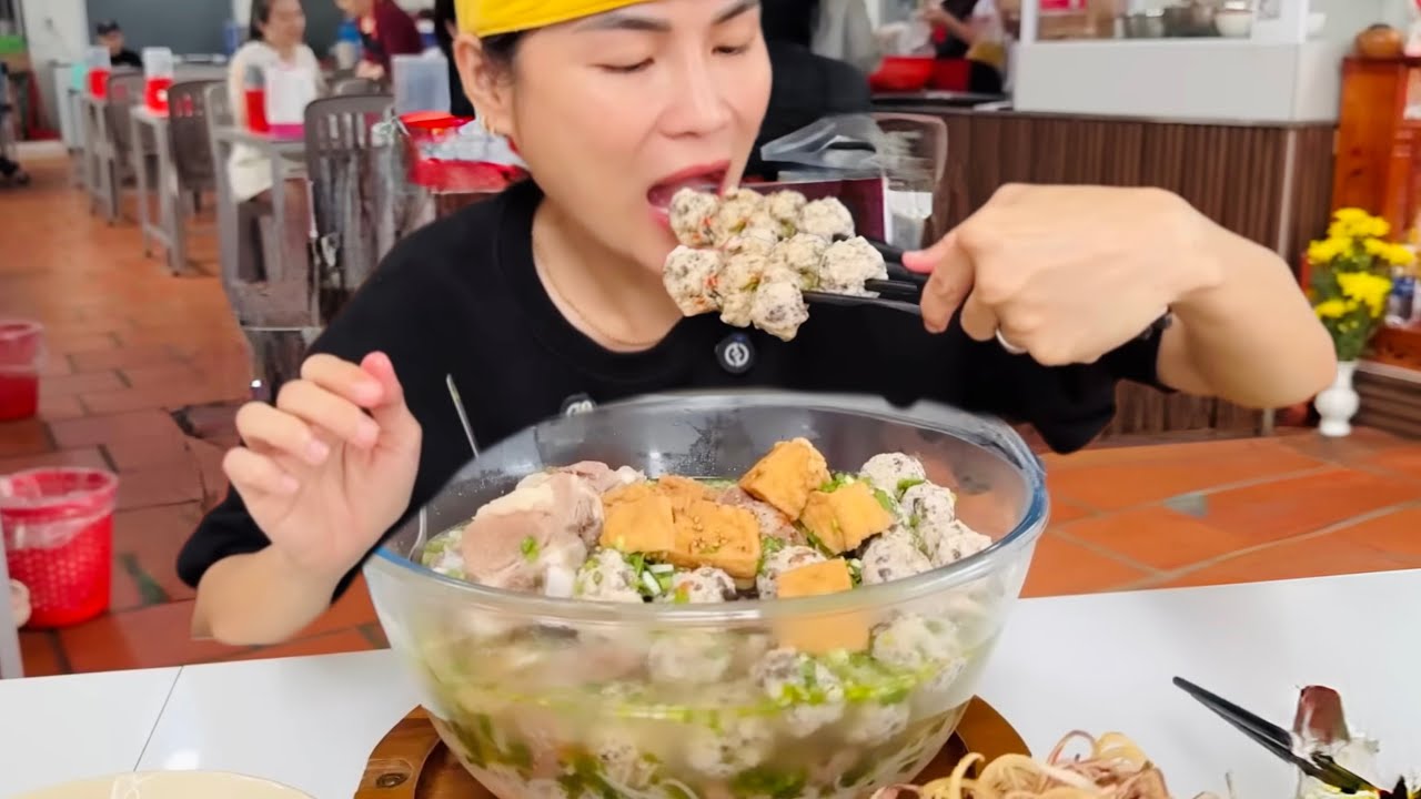 NGA SUMO VÀ 20 TÔ BÚN SƯỜN CHUA TẠI QUÁN CÓ 3 CHỊ EM GÁI XINH ĐẸP 