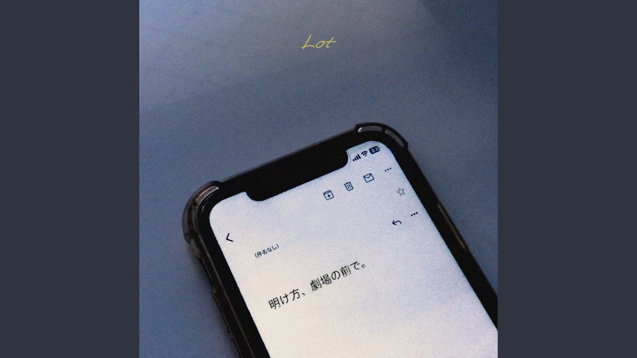 明け方、劇場の前で。