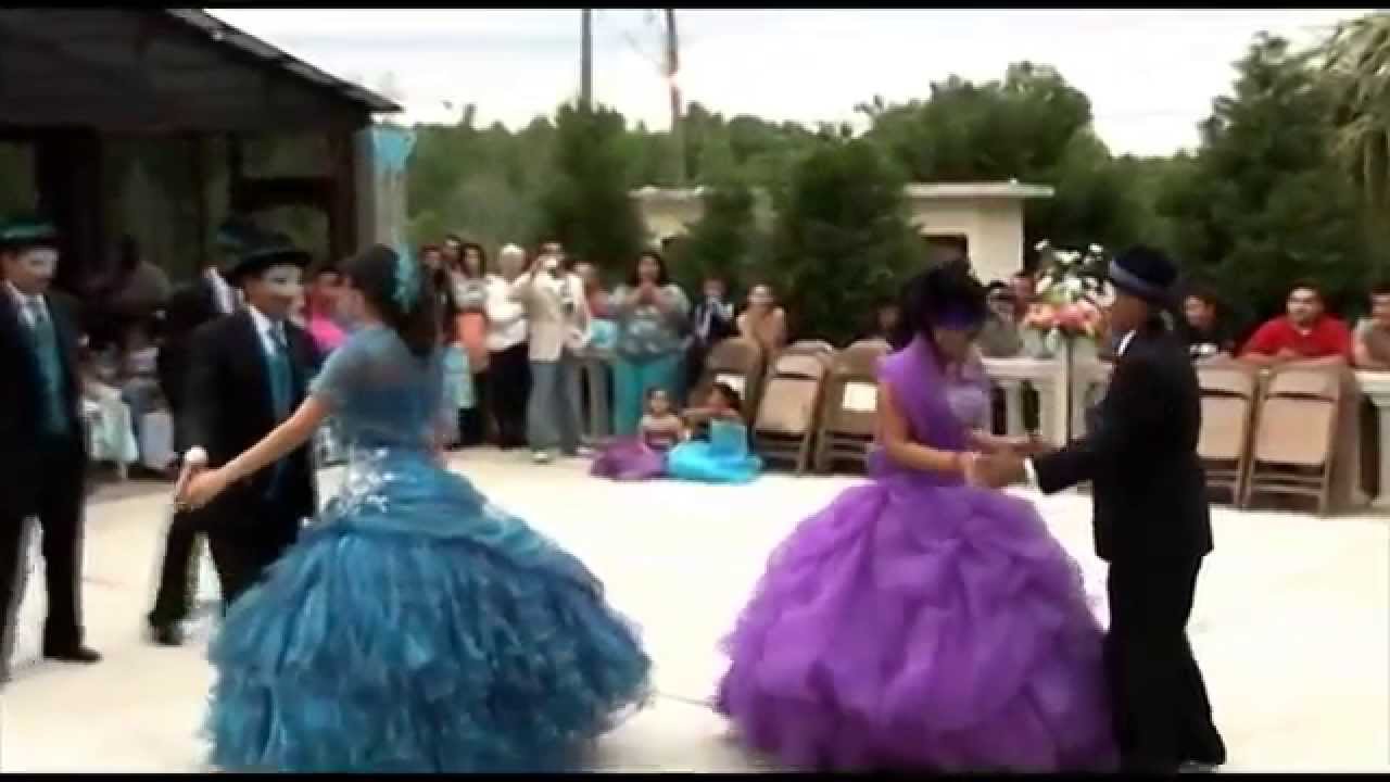 Cristina y Cynthia bailando tiempo de vals