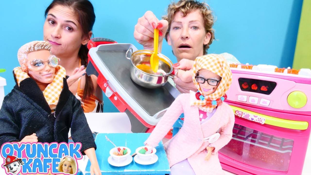 Oyuncak Kafe - Ayşe ve Nicole ızgarada sebze yemeği yapıyor! Yemek yapma oyunu
