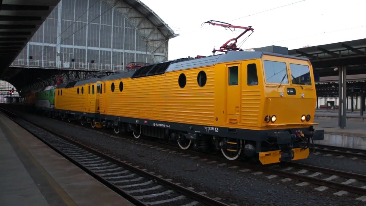 Konvoj vozidel Regiojetu na Hlavním nádraží v Praze dne 5.8.2011