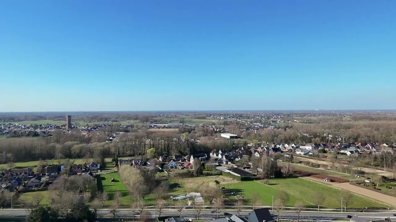 Erpe-Mere. Dronebeelden van de Dorpsstraat Erpe.