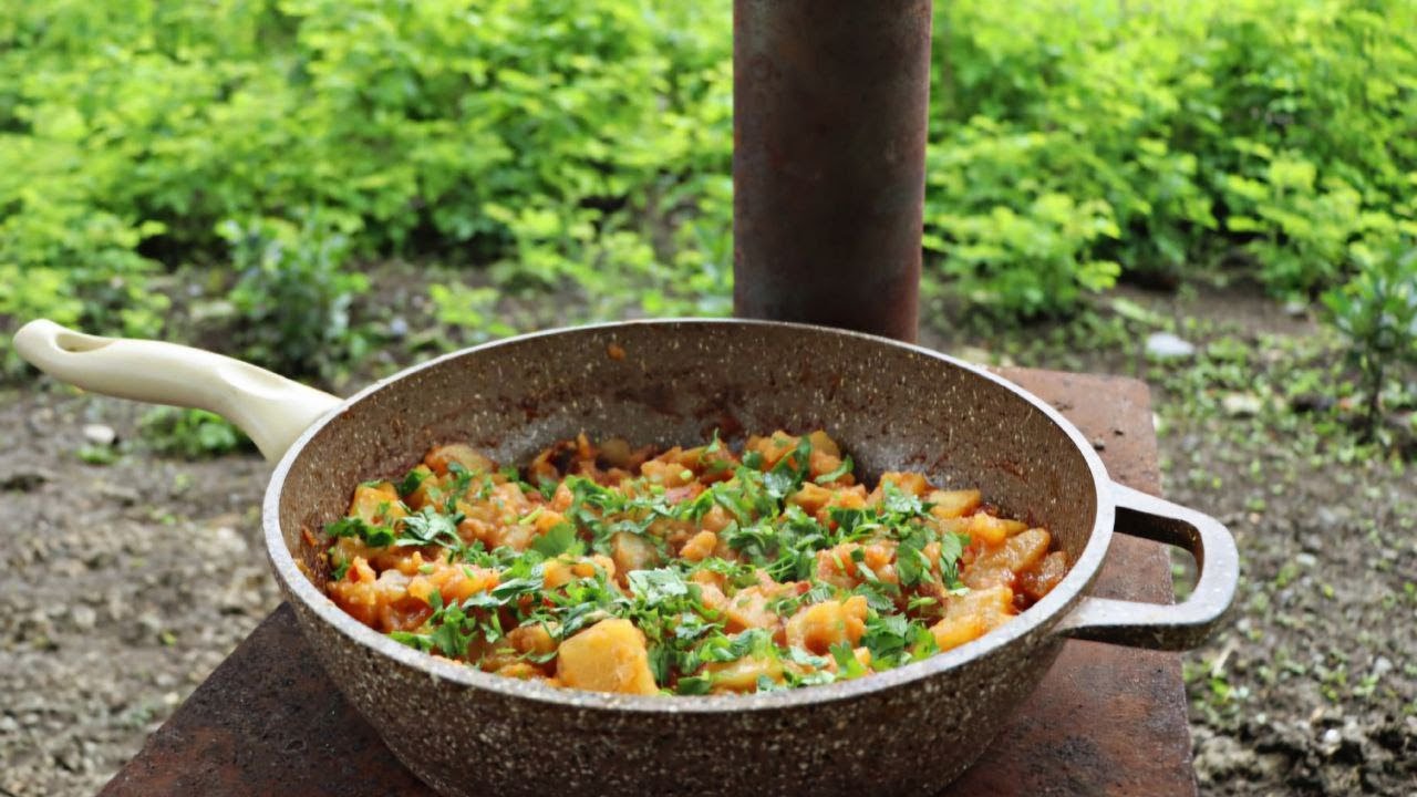 Приготовление вкусной деревенской картошки с помидорами