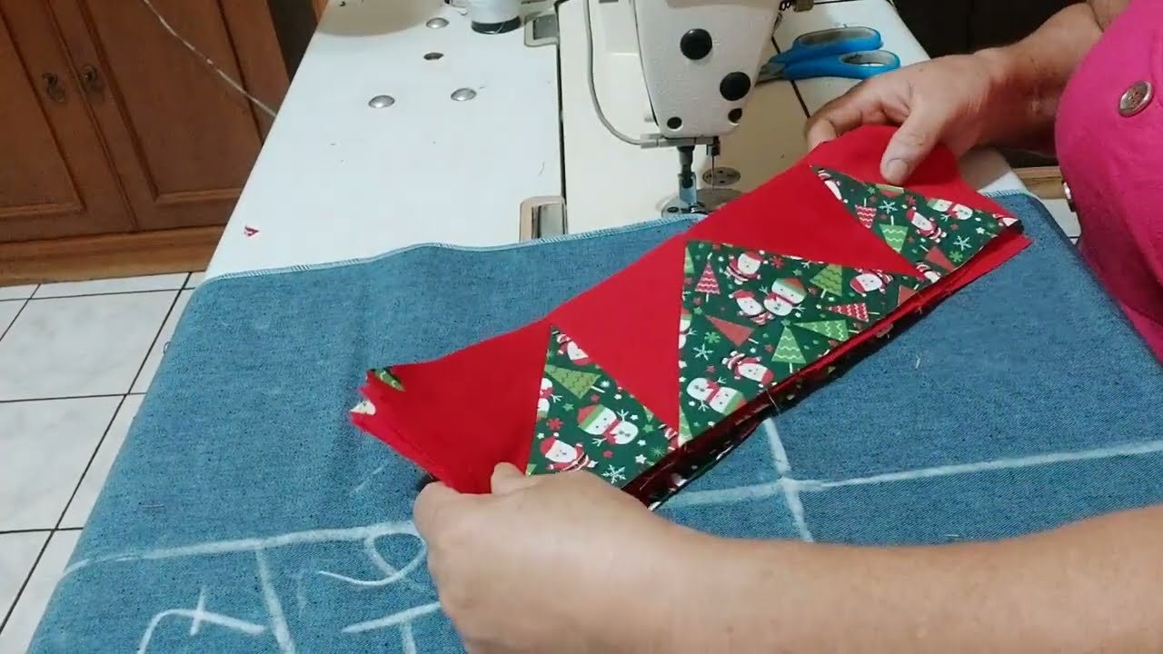 TAPETE DE RETALHO COM DETALHES DE NATAL