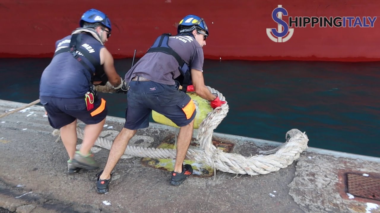 Al lavoro con gli ormeggiatori di Genova: “Rincorrere il gigantismo navale con le tecnologie”