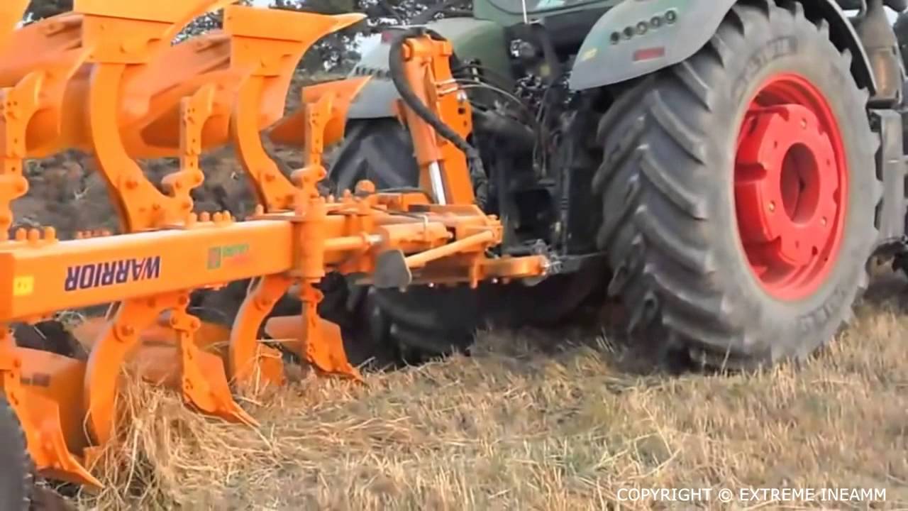 FENDT 724 EXTREME Ploughing ACTION