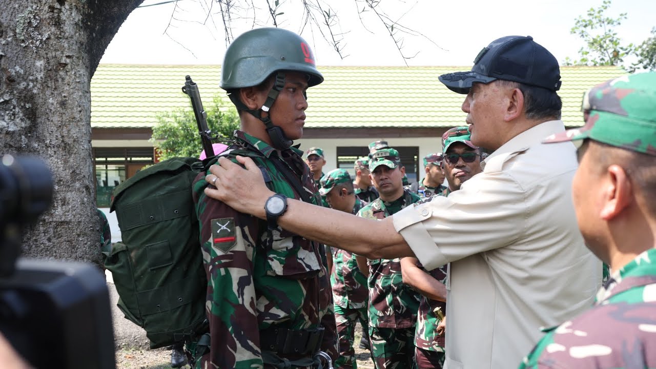 Menteri Pertahanan Sjafrie Sjamsoeddin melakukan kunjungan kerja Rindam II/Sriwijaya