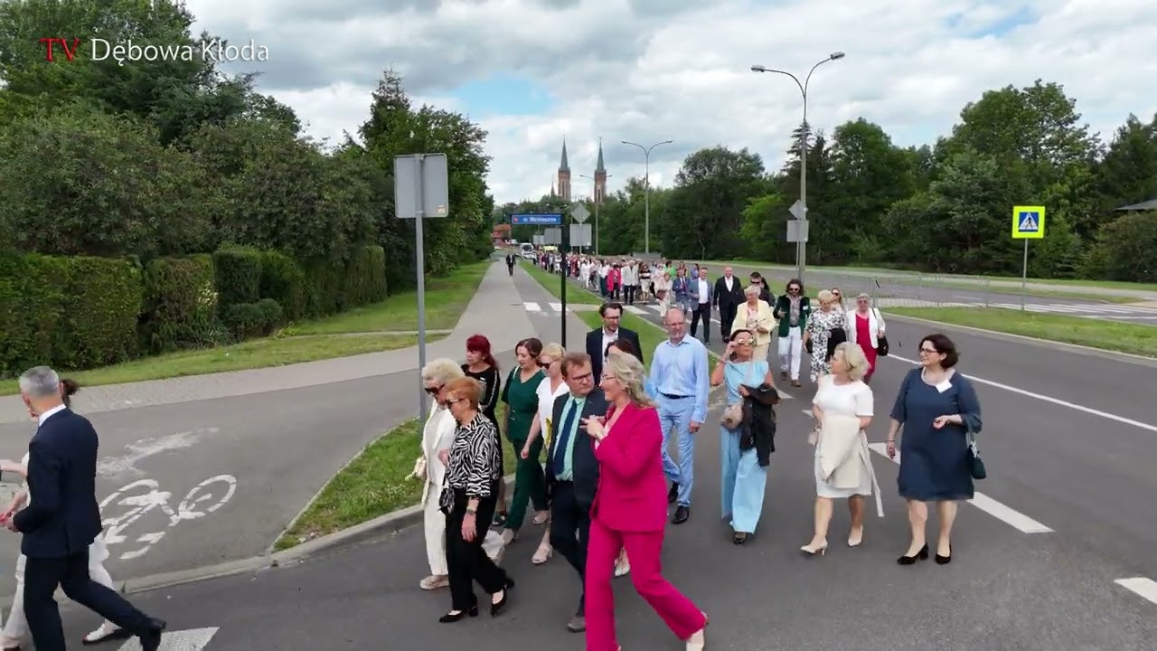 Zjazd Absolwentów LO im. Mikołaja Kopernika w Parczewie - Przemarsz przez miasto