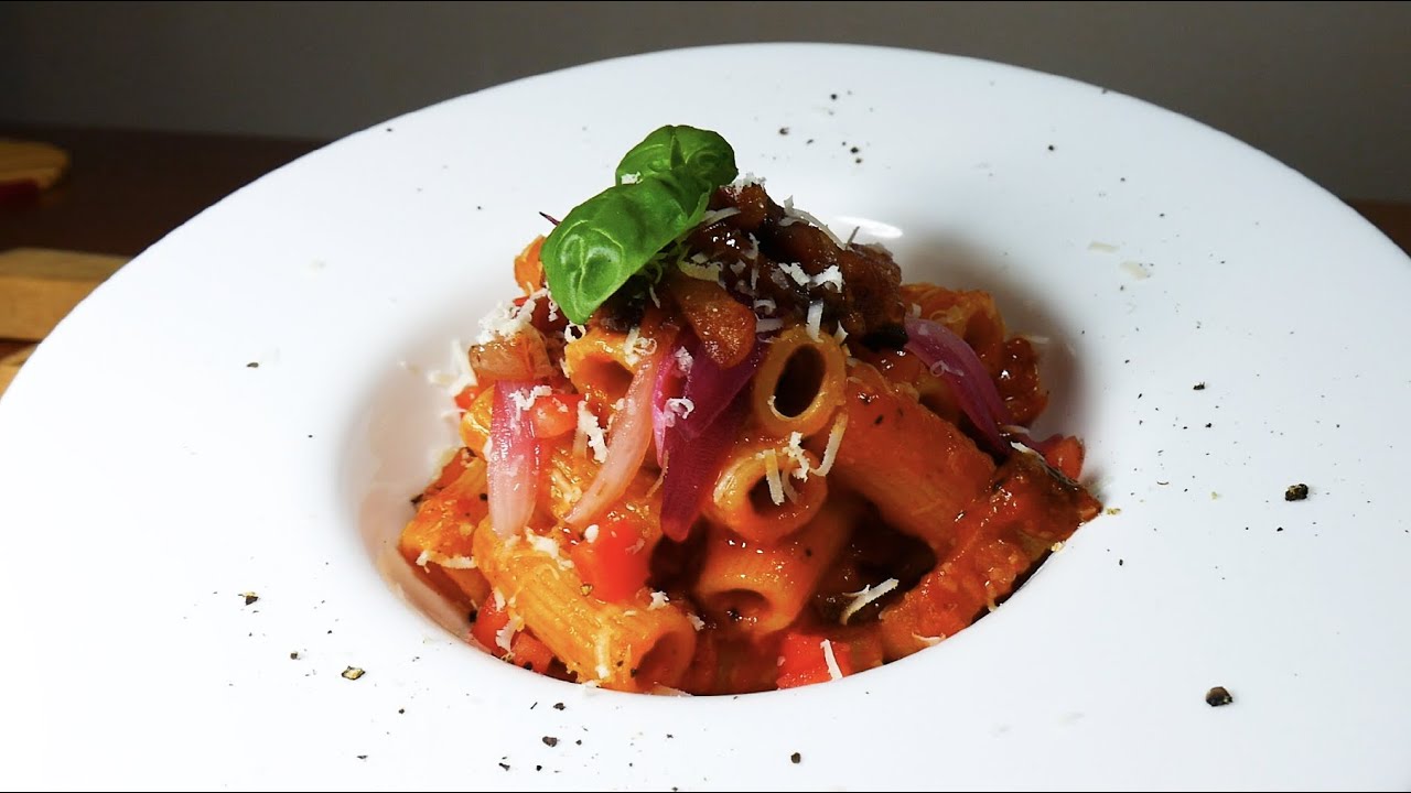 Amatriciana con petali di cipolla rossa di Tropea I.G.P.  - Chef Andrea magno - Cinquefuochi.it