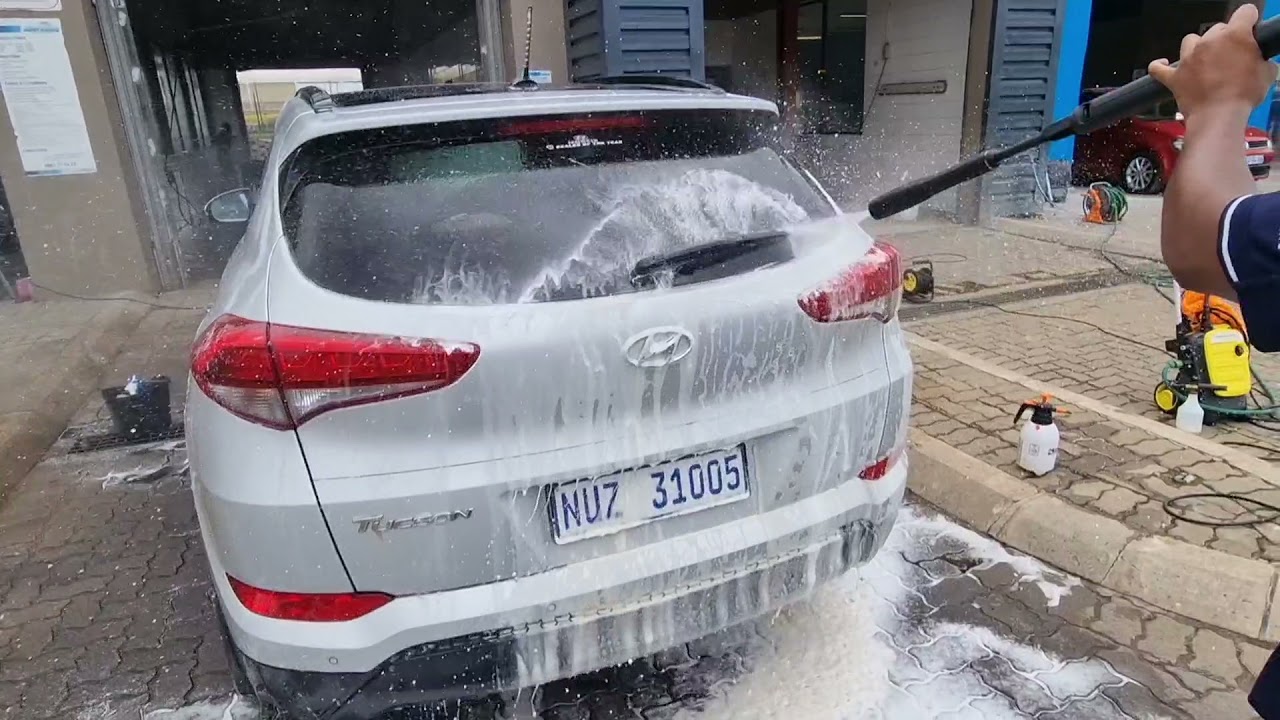 Nerta's Carnet Jumbo cleaning a dirty SUV