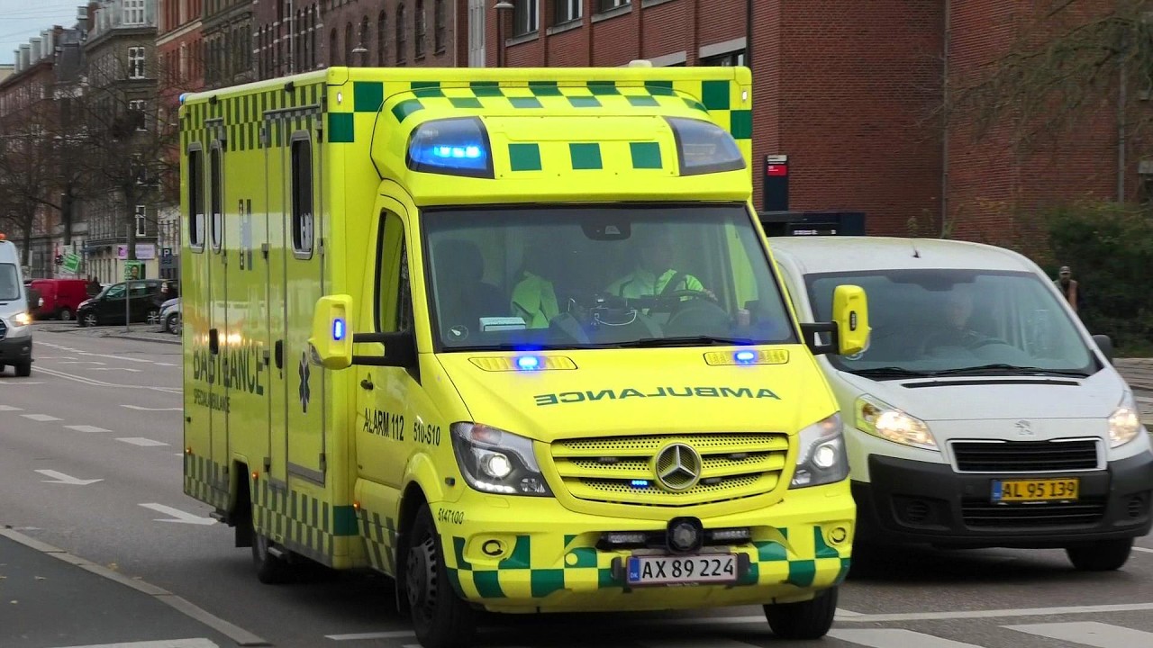 region hovedstaden ST.HVIDOVRE (BABYLANCE S10) i udrykning ved riget  rettungswagen auf Einsatzfahrt