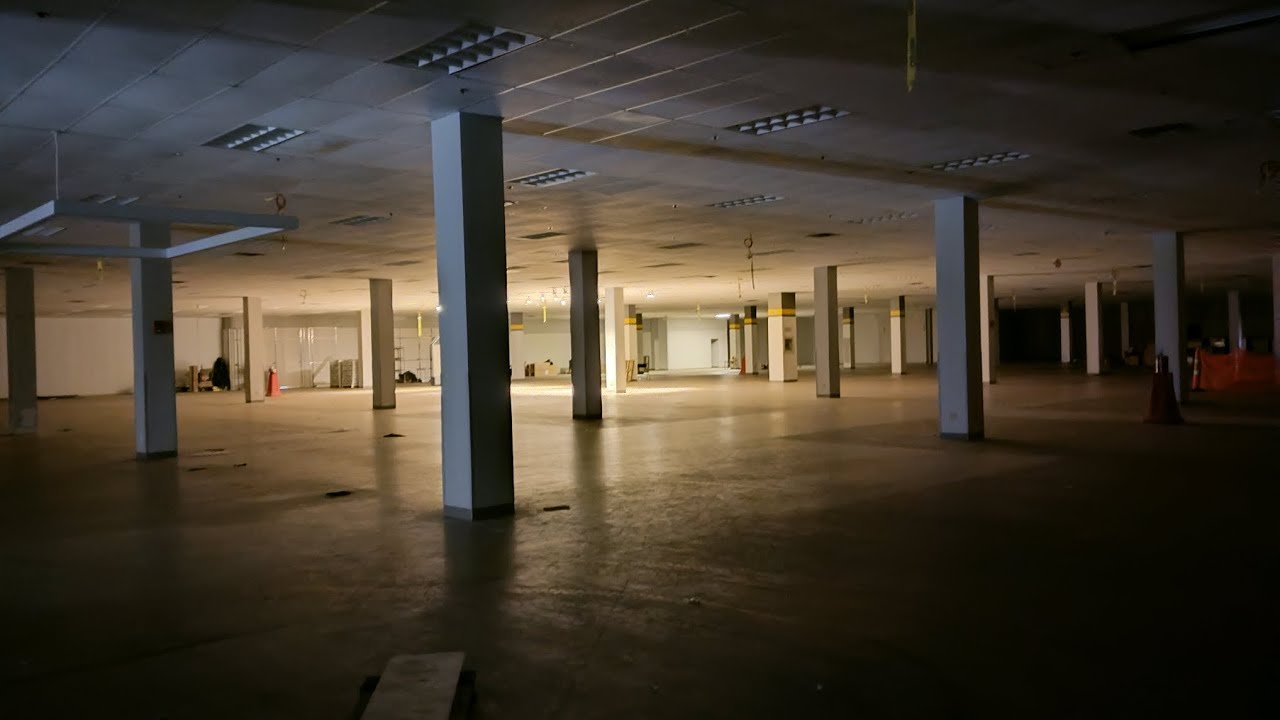 Exploring an abandoned Sears Being Used as Storage 