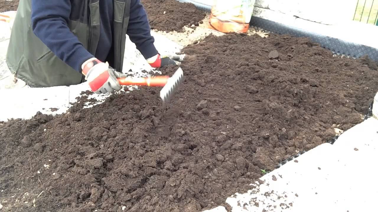 Hochbeetvorbereitung im Fr&uuml;hjahr - Erde und Handwerkzeuge - gartenHELDEN.de