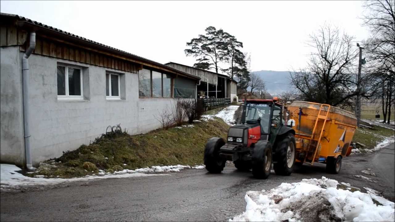 Distribution d'aliment : Valtra 700 & Belair