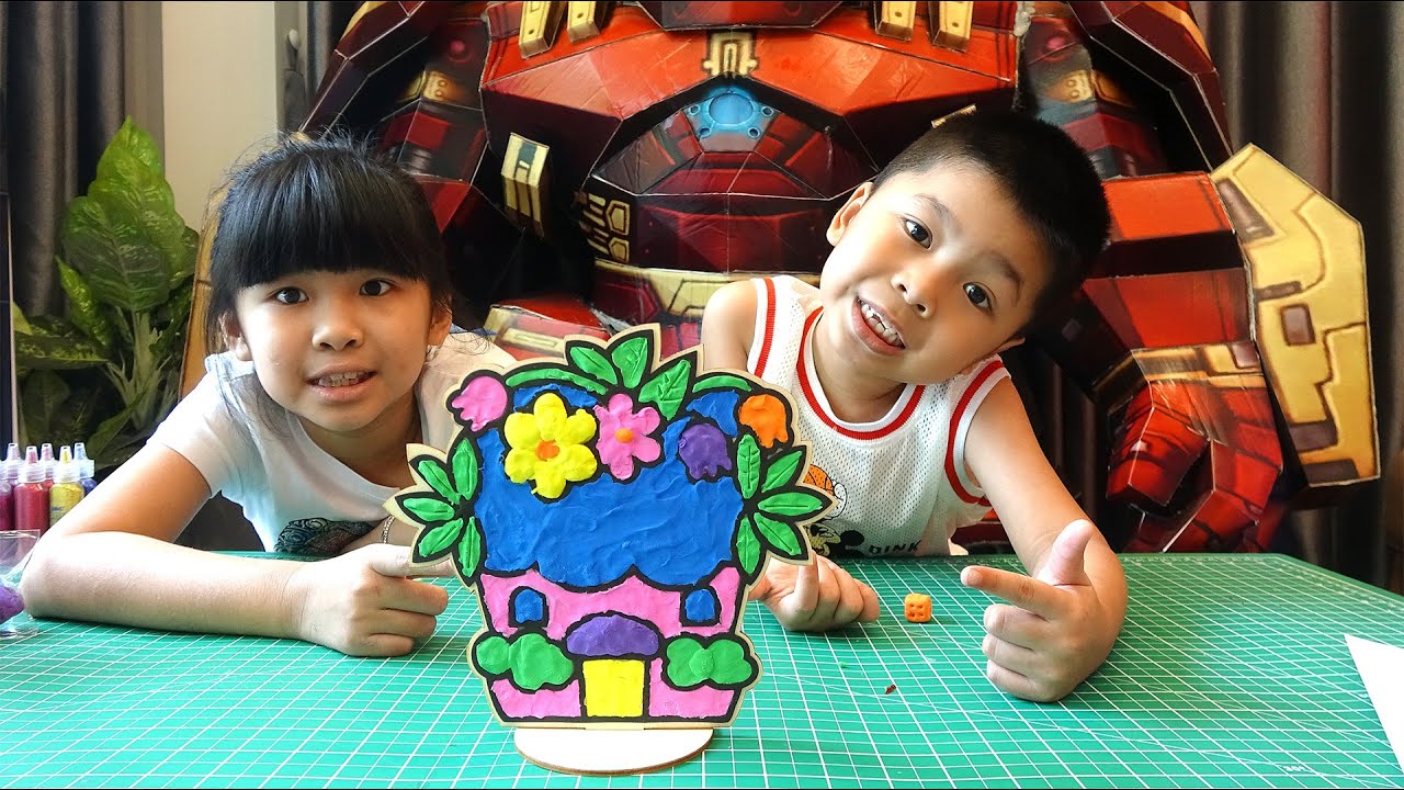 Bé Bún Tô Màu Tranh Gỗ Đất Sét – Bé Bắp Tô Màu Tranh Kim Tuyến | Painting with clay and glitter