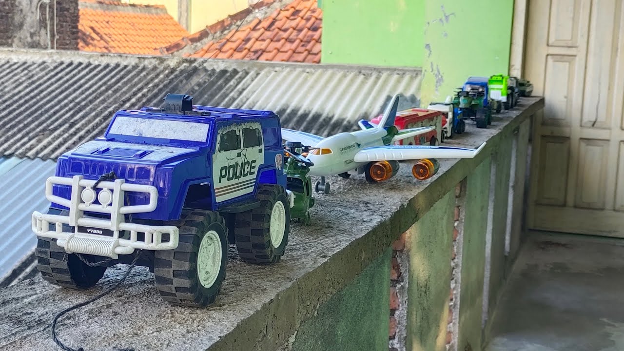 Seru! Bongkar Mainan Mobil-Mobilan Berbaris ada Mobil Polisi, Helikopter, Pesawat, Bus, hingga Tank